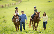 Photo d'une promenade en famille &agrave; cheval