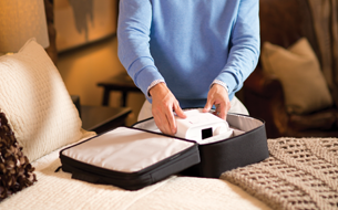 une personne mettant une caméra vidéo dans un étui