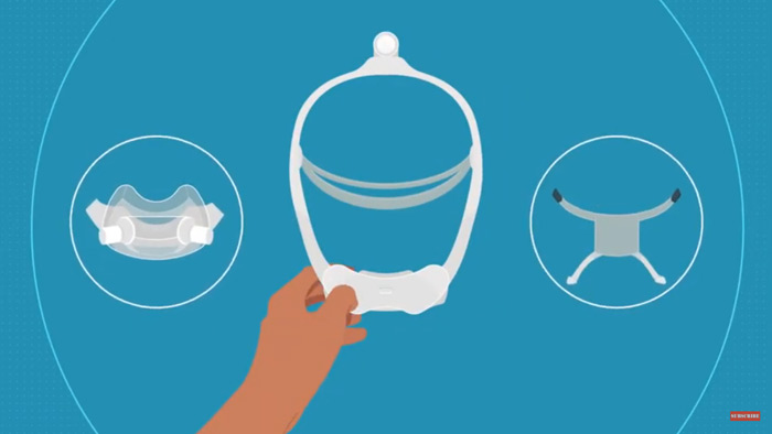 une main tenant un masque