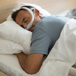 Photo d'un masque narinaire port&eacute; par un patient trait&eacute; pour l'apn&eacute;e du sommeil