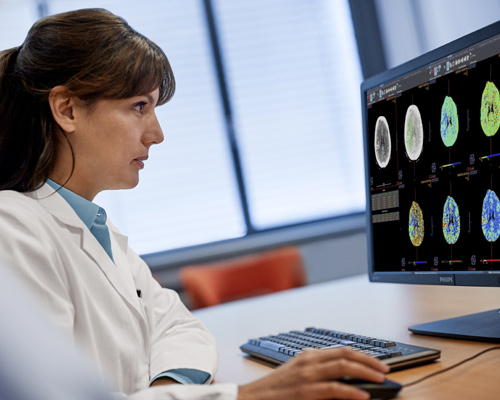 Femme radiologue examinant des images de perfusion IRM