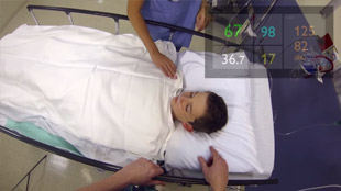 Vivez l&rsquo;exp&eacute;rience Google Glass &ndash; un patient est en salle de r&eacute;veil et ses param&egrave;tres vitaux sont affich&eacute;s dans le coin sup&eacute;rieur droit.