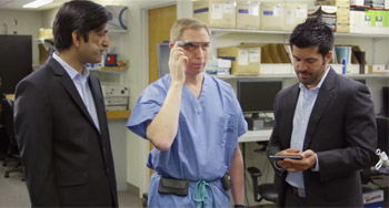 Un m&eacute;decin active les Google Glass lors d&rsquo;un entretien avec deux d&eacute;veloppeurs