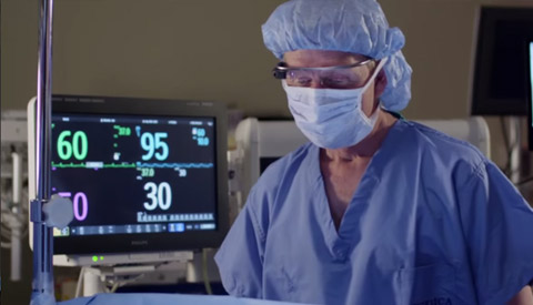 Un anesth&eacute;siste active les Google Glass par simple contact.