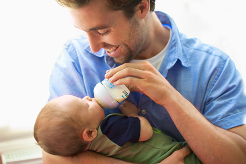 Comment donner le biberon &agrave; b&eacute;b&eacute;