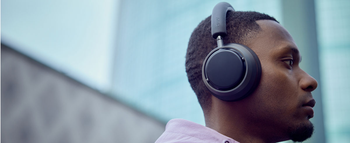 Un homme écoute de la musique avec le casque Philips X3.