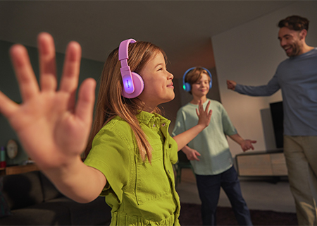 Enfants &eacute;coutant de la musique avec le casque supra-aural Philips