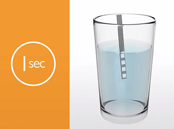 Bandelette de mesure de la duret&eacute; de l'eau plong&eacute;e dans l'eau